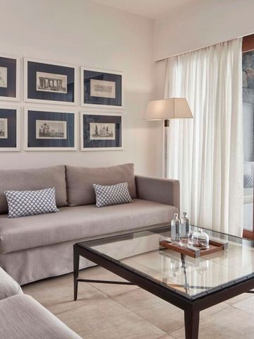 Gemütliches Wohnzimmer mit Sofas und dekorativer Kunst an den Wänden