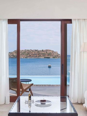 Zimmer mit Meerblick und Terrasse mit Infinity-Pool