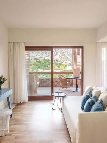 Modernes Zimmer mit Balkon und Blick auf grüne Landschaft
