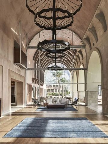 Großzügige Hotellobby mit hohen Decken und eleganter Einrichtung