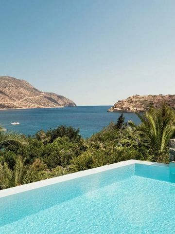 Infinity-Pool mit Blick auf das Meer und bewaldete Hügel