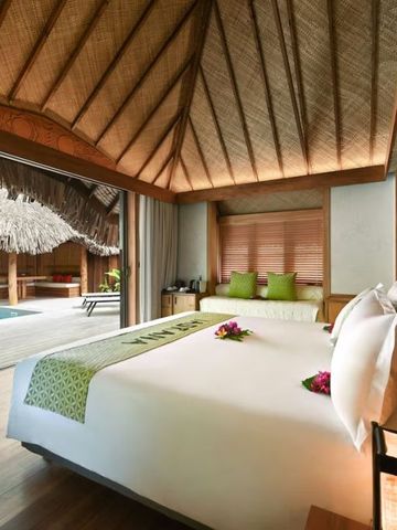 Luxuriöses Villenzimmer mit Holzdekor und direktem Zugang zu einem privaten Pool