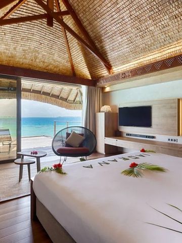 Geschmackvoll eingerichtetes Zimmer mit Blick auf das Meer und einem Balkon