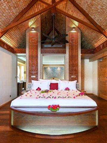 Geräumiges Schlafzimmer mit prächtigem Holzinterieur und romantischer Atmosphäre