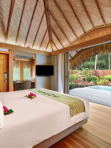 Luxuriöses Schlafzimmer mit Blick auf privaten Pool und Garten