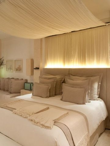 Elegantes Schlafzimmer mit sanfter Beleuchtung und gemütlichem Ambiente im Borgo Egnazia
