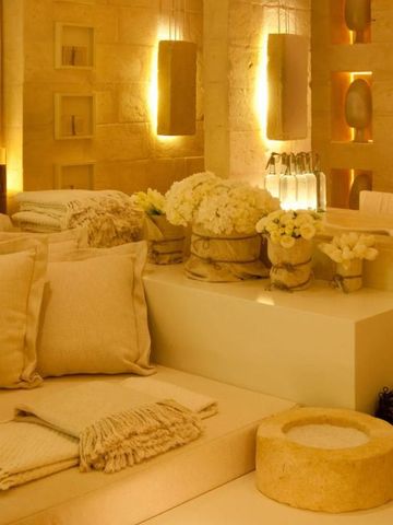 Gemütlicher Spa-Bereich mit beigen Kissen und Kerzenlicht