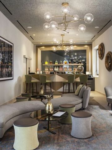 Elegante Hotelbar mit stilvollen Möbeln und moderner Beleuchtung