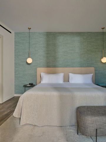 Modernes Hotelzimmer mit komfortablem Doppelbett und stilvollem Dekor