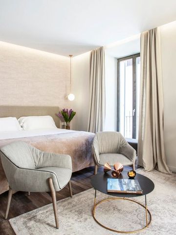 Modernes Hotelzimmer mit Doppelbett und stilvoller Sitzecke