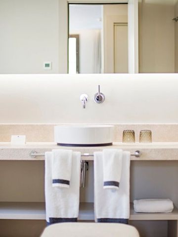 Helles Badezimmer mit modernen Annehmlichkeiten