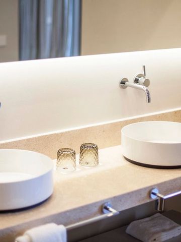 Doppelwaschbecken mit eleganter Beleuchtung im Badezimmer