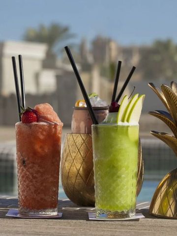 Cocktails am Pool mit Stadtblick im Hintergrund