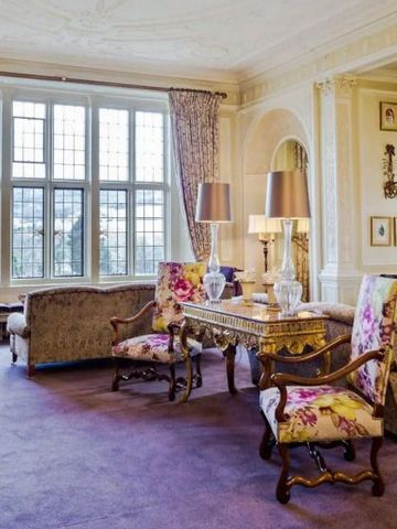 Eleganter Salon mit gemütlichen Sesseln und großen Fenstern im Bovey Castle