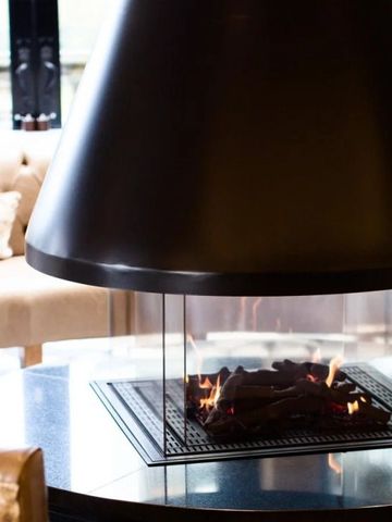 Moderner Kamin in einer gemütlichen Hotellounge.