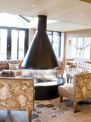 Gemütliche Lounge mit großem Kamin und bequemen Sesseln