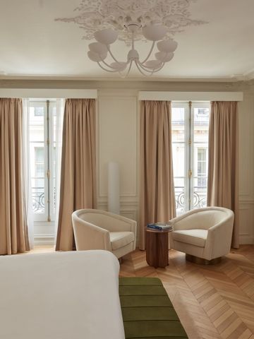 Geräumiges Zimmer mit luxuriösen Sesseln und klassischer Einrichtung