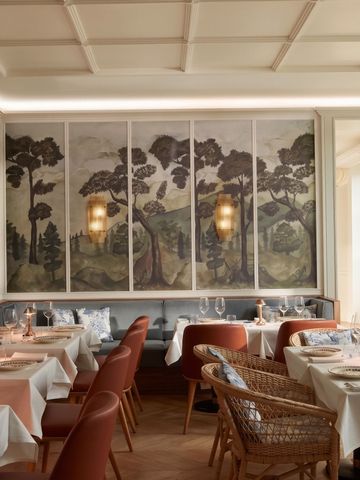 Elegantes Restaurant mit stilvoller Wanddekoration und gedeckten Tischen