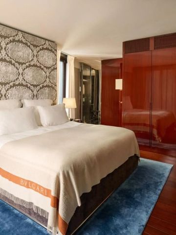 Luxuriös eingerichtetes Hotelzimmer mit modernem Design und großen Fenstern