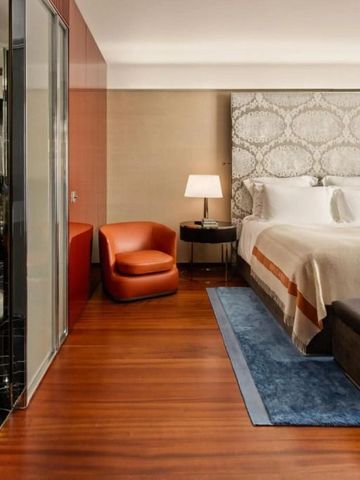 Großzügiges Zimmer mit hochwertiger Ausstattung und Blick auf das Badezimmer