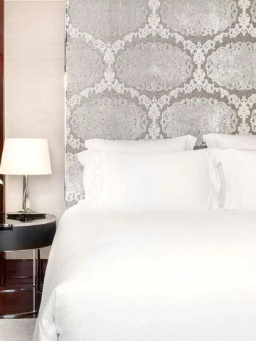 Gemütliches Hotelzimmer mit eleganter Einrichtung und heller Atmosphäre
