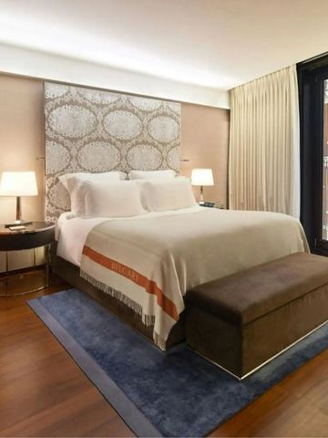 Luxuriöses Hotelzimmer mit Kingsize-Bett und eleganten Möbeln