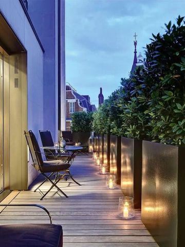 Gemütliche Terrasse mit Sitzgelegenheiten und Lichtern bei Dämmerung