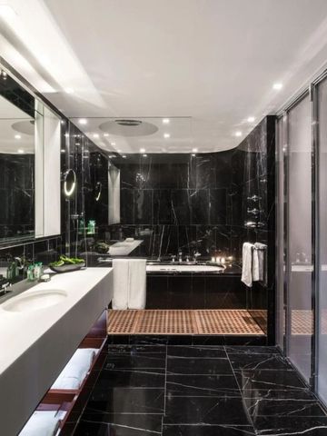 Modernes Badezimmer mit schwarzem Marmor und großzügigen Waschbecken