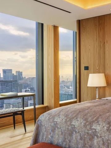 Gemütliches Zimmer mit Stadtblick bei Dämmerung im Bvlgari Hotel Tokyo