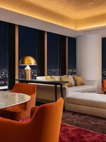 Luxuriöse Hotelsuite mit bodentiefen Fenstern und atemberaubendem Blick auf die Stadt bei Nacht