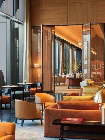 Elegante Hotellobby mit stilvollen Sitzgelegenheiten und luxuriösen Details
