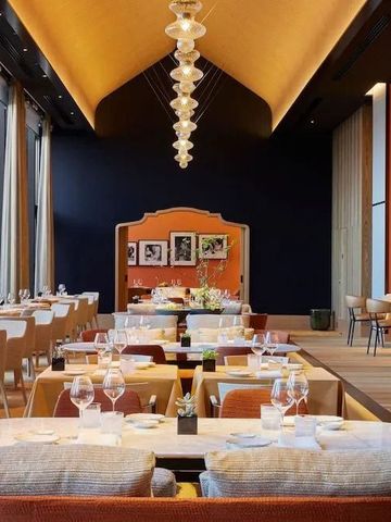 Luxuriöses Restaurant mit modernen Möbeln und stimmungsvoller Beleuchtung