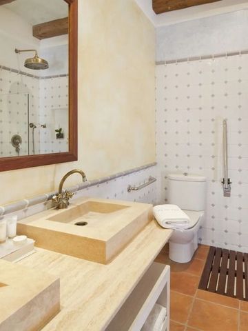 Klassisches Badezimmer mit beige und weißen Fliesen sowie Holzdetails.