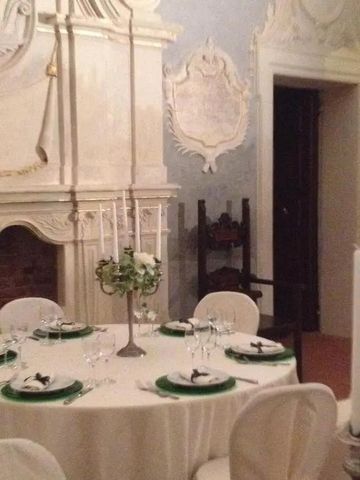 Historischer Speisesaal mit eleganter Tischdekoration und Wandrelief