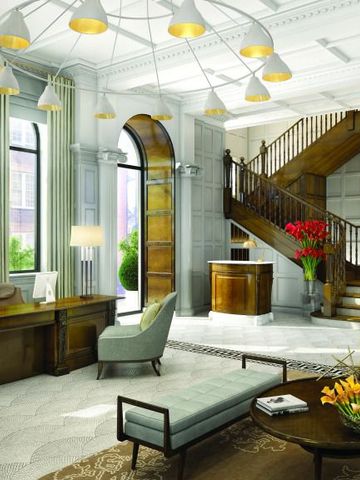 Stilvolle Hotel-Lobby mit Treppe, eleganter Dekoration und modernen Sitzgelegenheiten