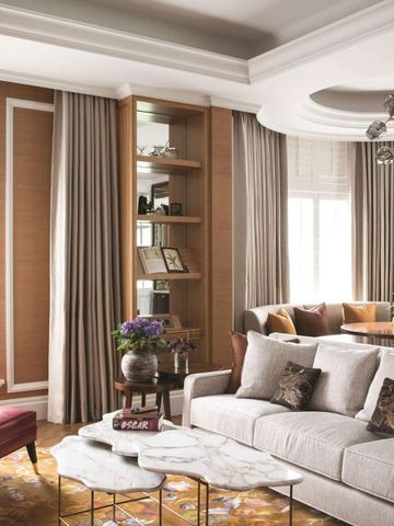 Helles Wohnzimmer in Suite mit bequemen Sofas und modernem Dekor