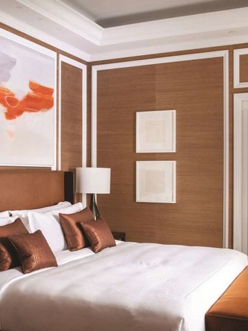 Elegantes Hotelzimmer mit modernem Dekor und Kunst an der Wand