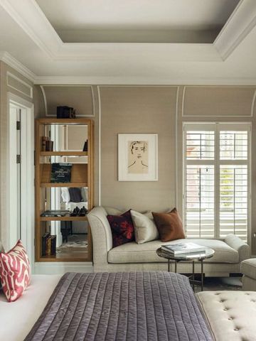 Luxuriöse Suite mit gemütlicher Sitzecke und stilvollem Design