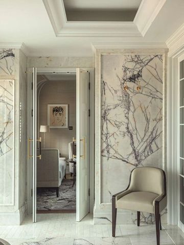 Eleganter Flur mit Marmordetails und eleganter Sitzgelegenheit