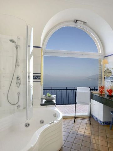 Luxuriöses Badezimmer mit Meerblick und freistehender Badewanne im Caesar Augustus Hotel