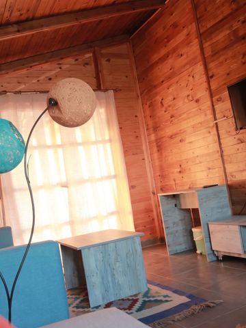 Gemütlicher Innenbereich mit Sofa, Holzvertäfelung und Fernseher