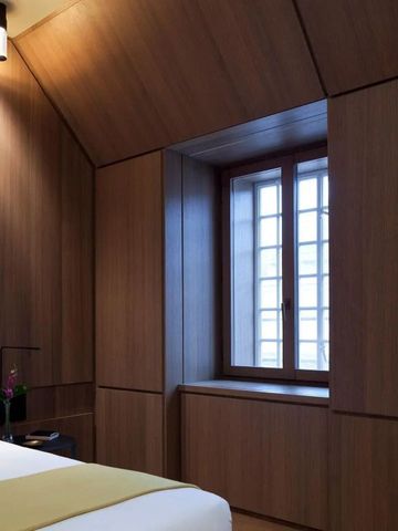 Luxuriöses Hotelzimmer mit modernen Holzvertäfelungen und eleganter Beleuchtung