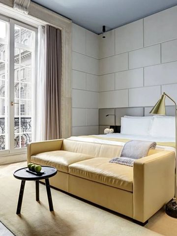 Elegantes Hotelzimmer mit großem Fenster und moderner Einrichtung
