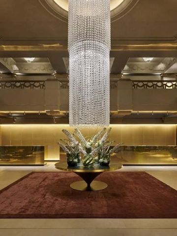 Luxuriöse Hotellobby mit kristallinem Kronleuchter und stilvollen Möbeln
