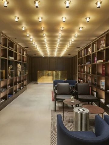 Gemütliche Lounge mit Bücherregalen und modernen Sitzgelegenheiten