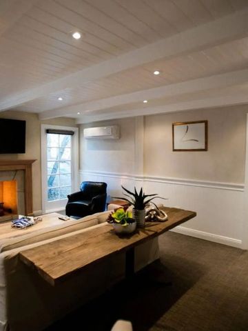 Elegantes Wohnzimmer mit Kamin und moderner Einrichtung in einer Suite
