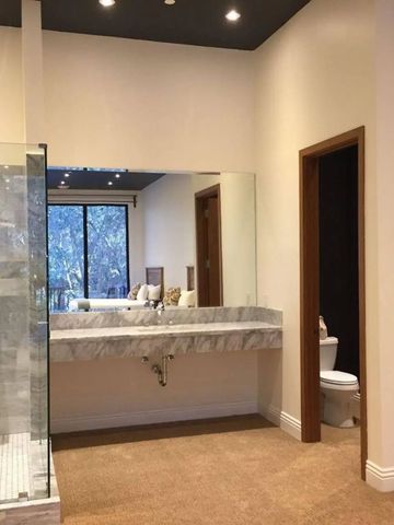 Geräumiges Badezimmer mit Marmorwaschbecken und großer Dusche