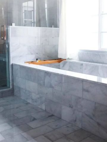 Luxuriöses Badezimmer mit Marmorfliesen und Badewanne in der Calamigos Ranch