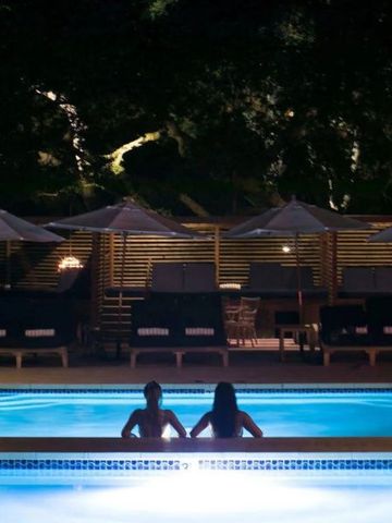 Beleuchteter Poolbereich bei Nacht im Calamigos Ranch Resort