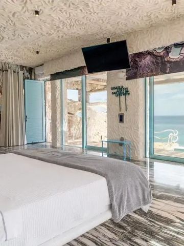Zimmer mit Meerblick, modernen Dekorationselementen und sanften Farbtönen